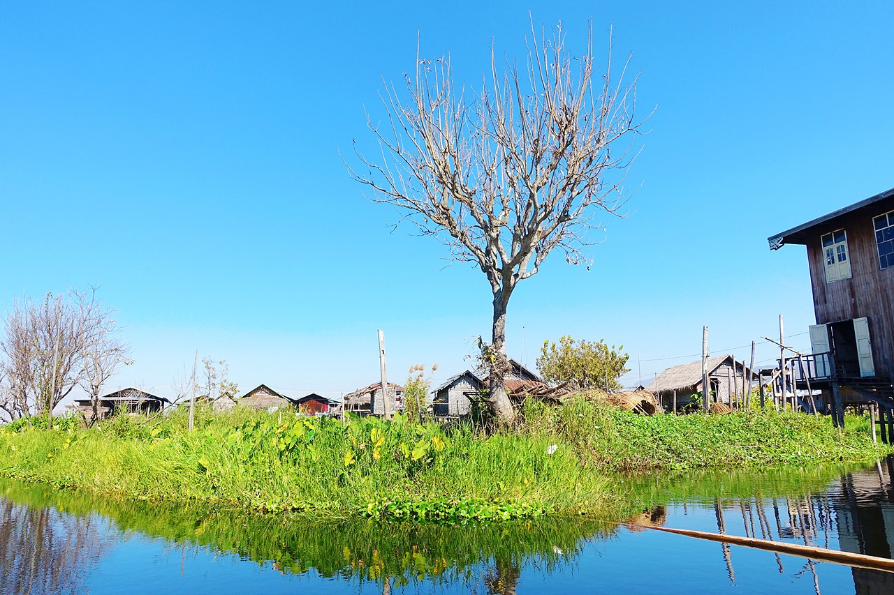 Navigating along narrow waterways of Maing Thauk floating village