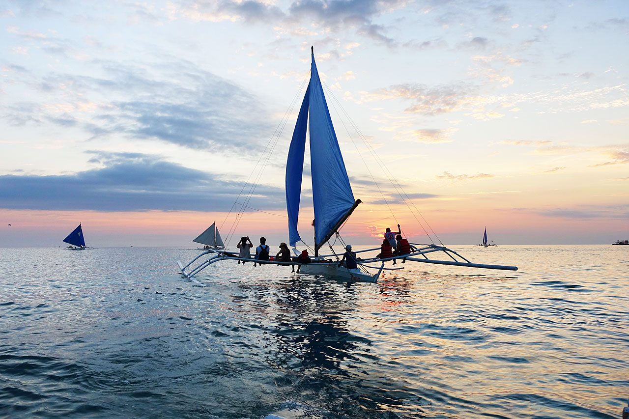 Paraw sailing at White Beach