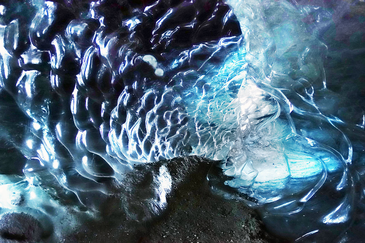 Volcanic ash trapped inside ice