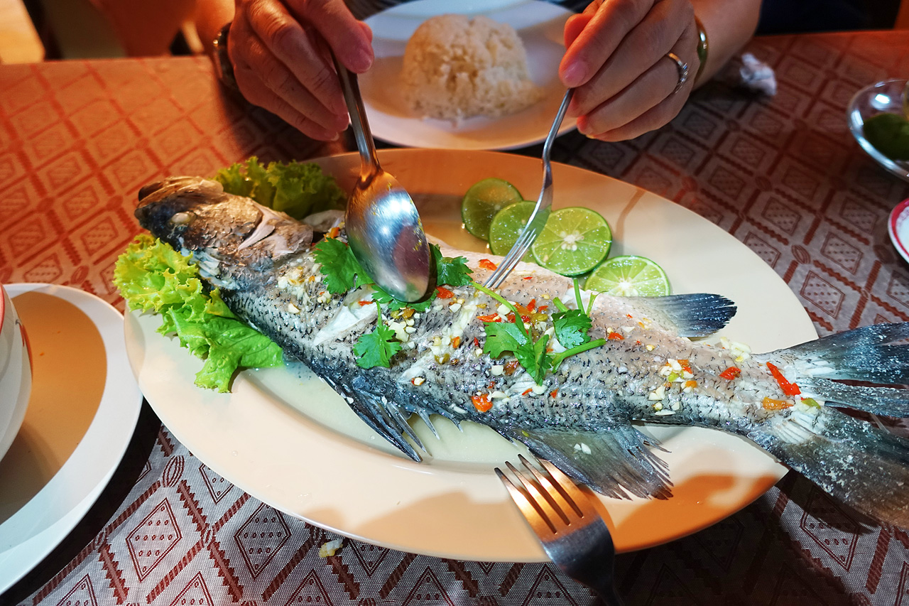 Seabass steamed with garlic and lime