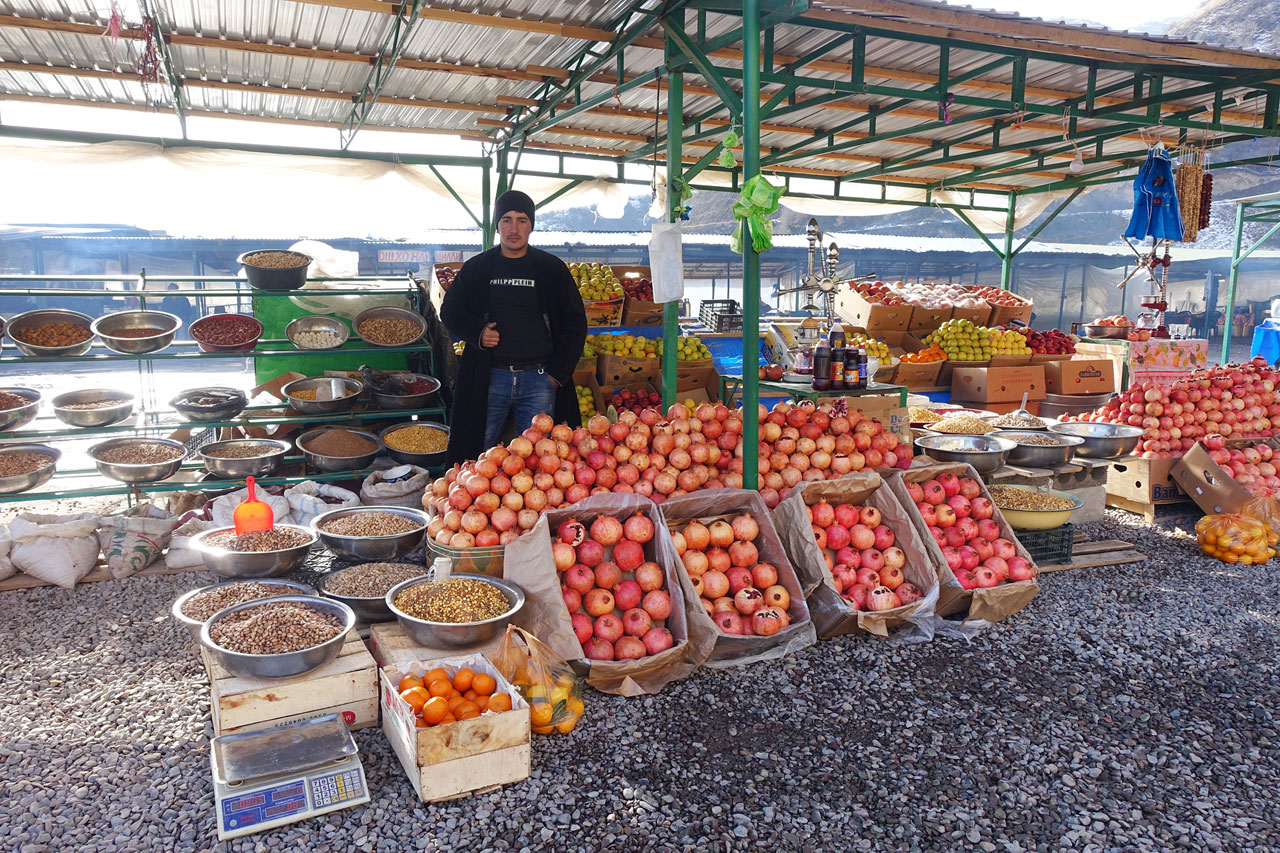 Fruit stall at Shar-Shar pass