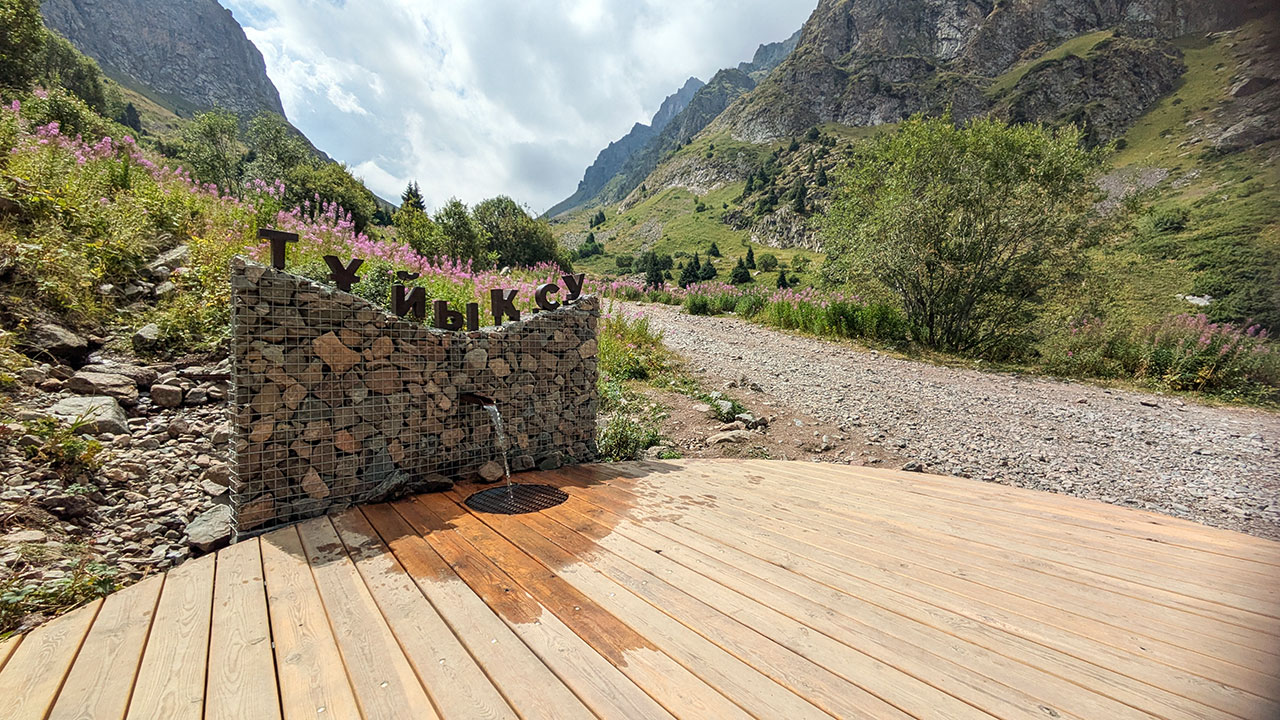 Hike to Manshuk Mametova Lake